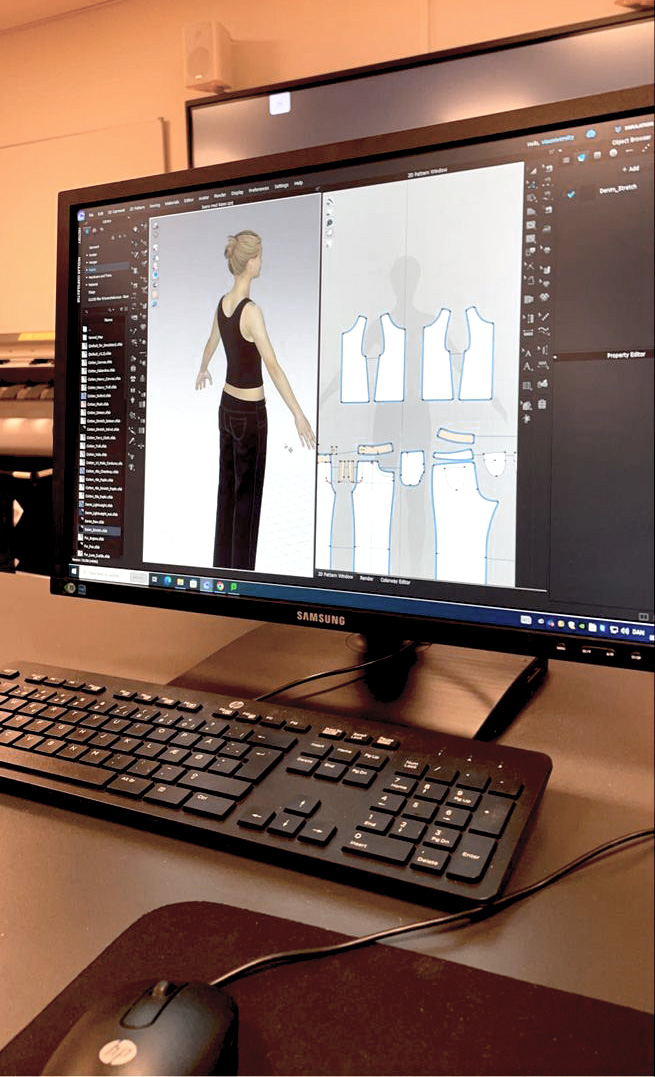 Schermo con un programma CAD per la moda: a sinistra l abito indossato da un manichino virtuale, a destra i pezzi del cartamodello.