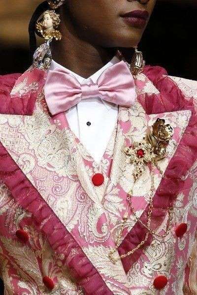 Giacca in broccato rosa e oro con rouches, papillon rosa e spille gioiello: il Settecento secondo Dolce & Gabbana, autunno-inverno 2019.